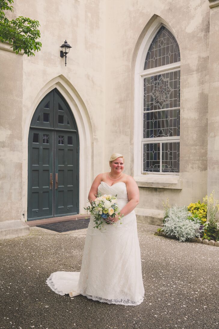 Jenna wore a simple lace sheath wedding dress with a sweetheart neckline. She styled her hair in a chignon and wore minimal accessories to highlight the details in the dress.