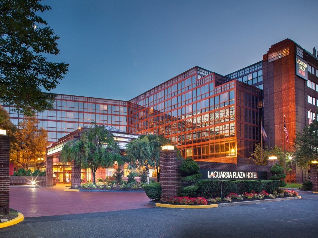 Picture of LaGuardia Plaza Hotel