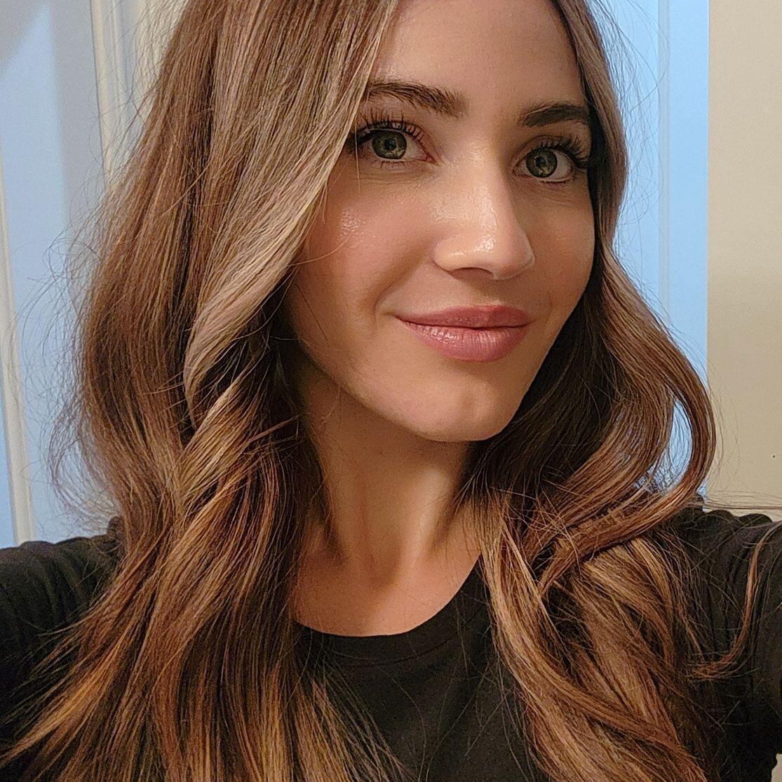 Anneka Van Hoff