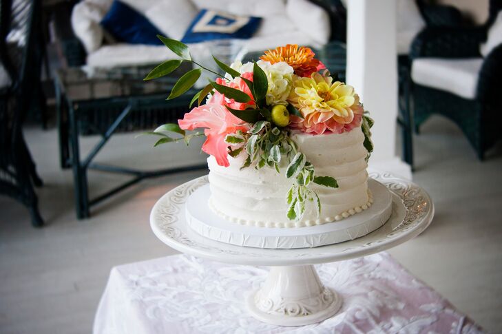 For dessert, Julia and Gian cut a small red velvet cake, decorated with fresh flowers. They also had a dessert bar with galettes, mini cupcakes and chocolate dipped strawberries. It was a great way to give guests some variety.
