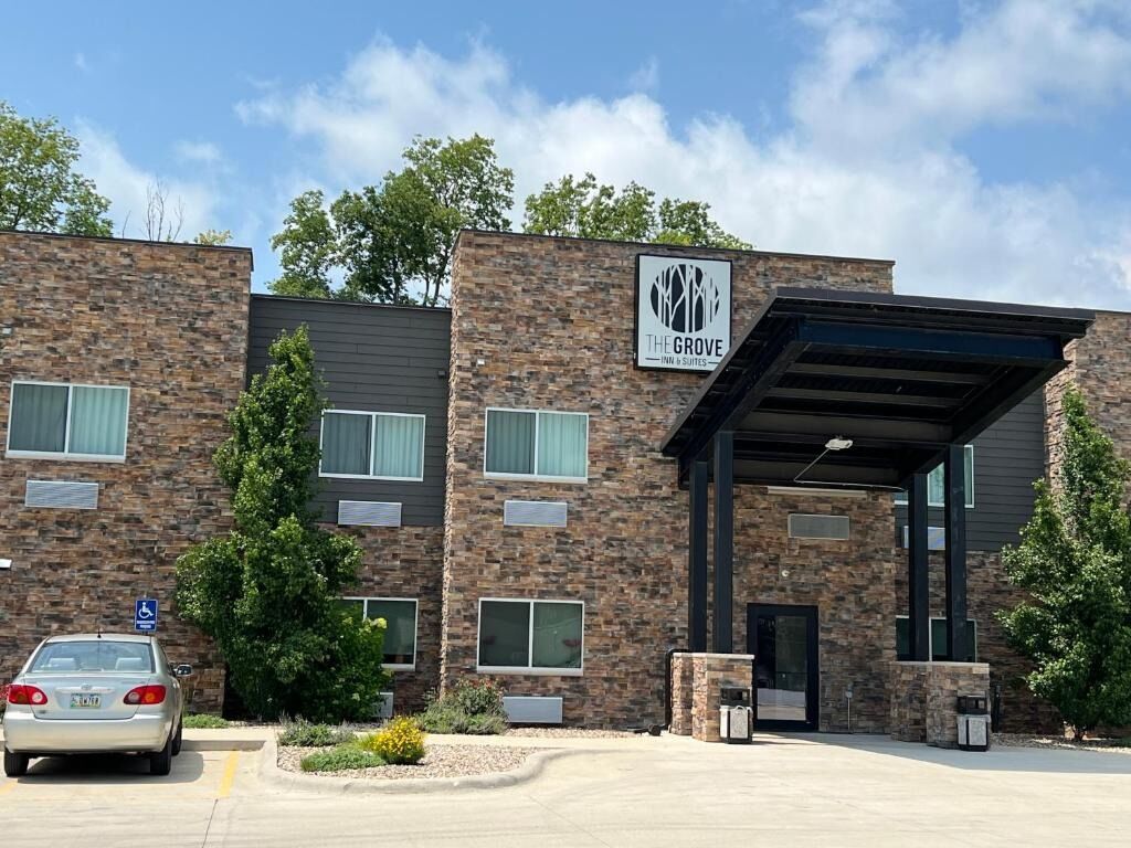 Picture of The Grove Inn and Suites