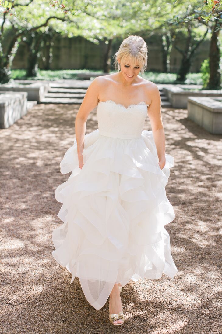 Jessica wore an ivory Reem Acra town. The bodice had pleated panels of lace and gossamer tulle cross draped with a sweetheart neckline. Ribbon trimmed ruffles cascaded down the skirt.