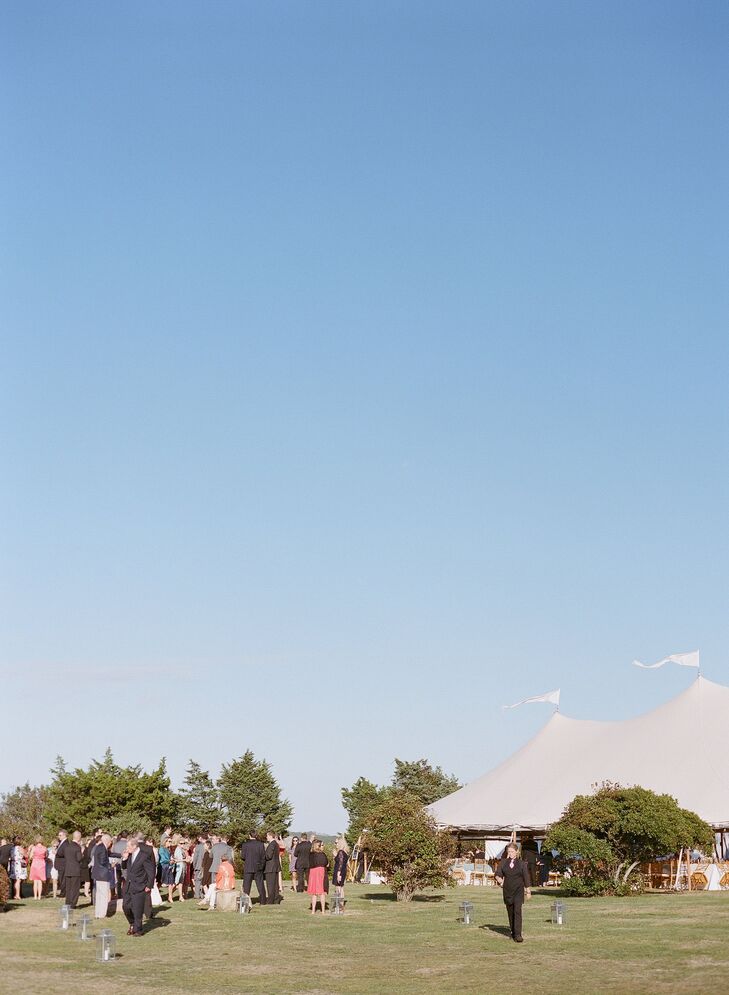 Caitlin and Dan incorporated as many of their Martha’s Vineyard favorites as they could into their charming, vintage-inspired day. Teal, burlap and shades of pink pulled it all together.