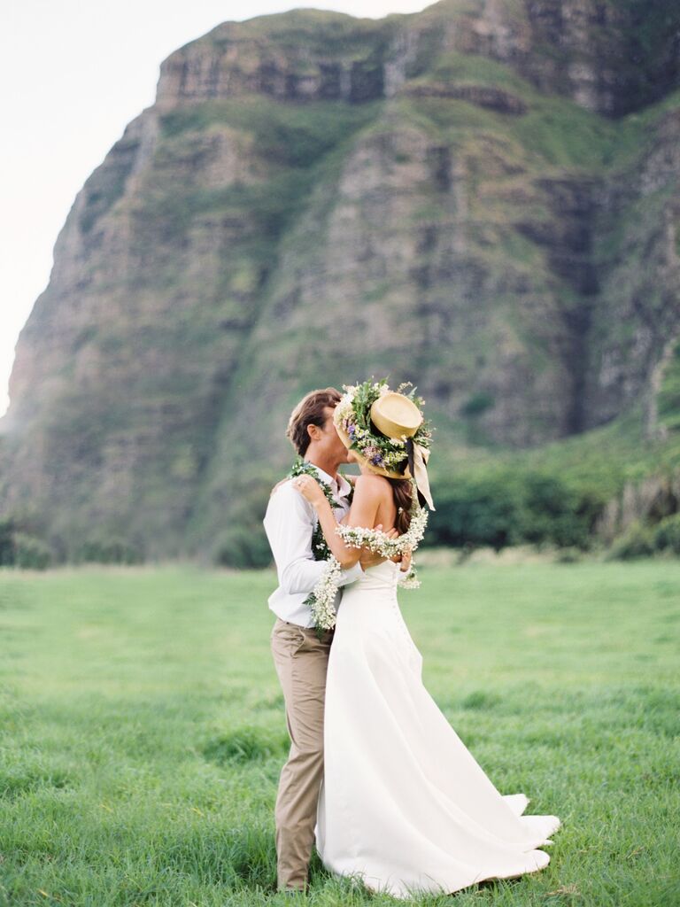 couple kissing in hawaii