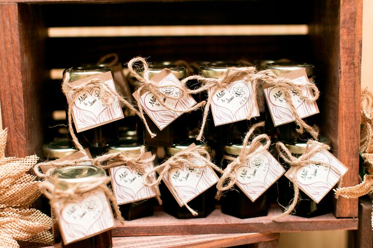 Jamie and Matt distributed small glass jars of local honey to their guests as a thank-you gift. “We have a lot of family and friends from the North, so it was really fun to be able to share some of my Southern traditions with them,” Jamie says.