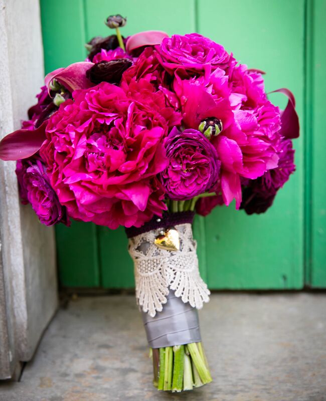 Bouquet wrap with lace and locket