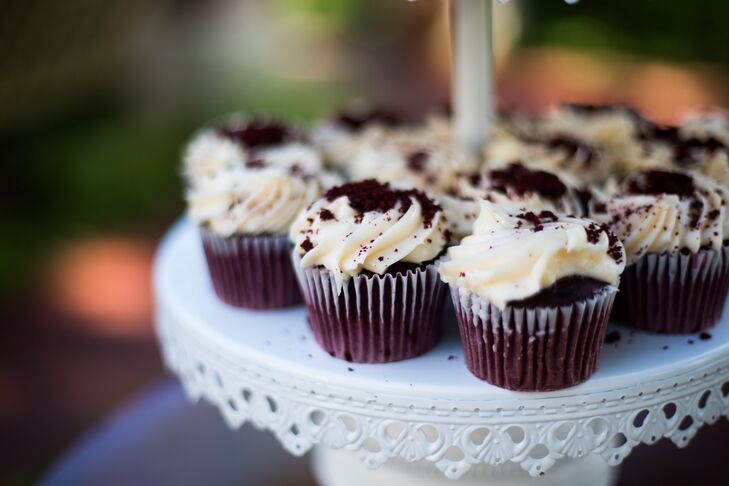 In addition to the delicious-looking red velvet cupcakes displayed on a tiered stand, guests got to choose from fresh fruit, an array of candy and three types of cheesecakes for dessert. What a treat, indeed!