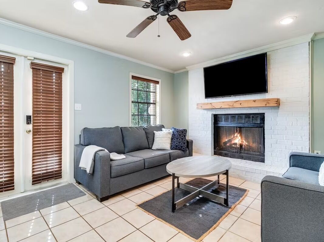 Picture of ABNB LalaLand -2 masters, King Bed, Comfort & Location!