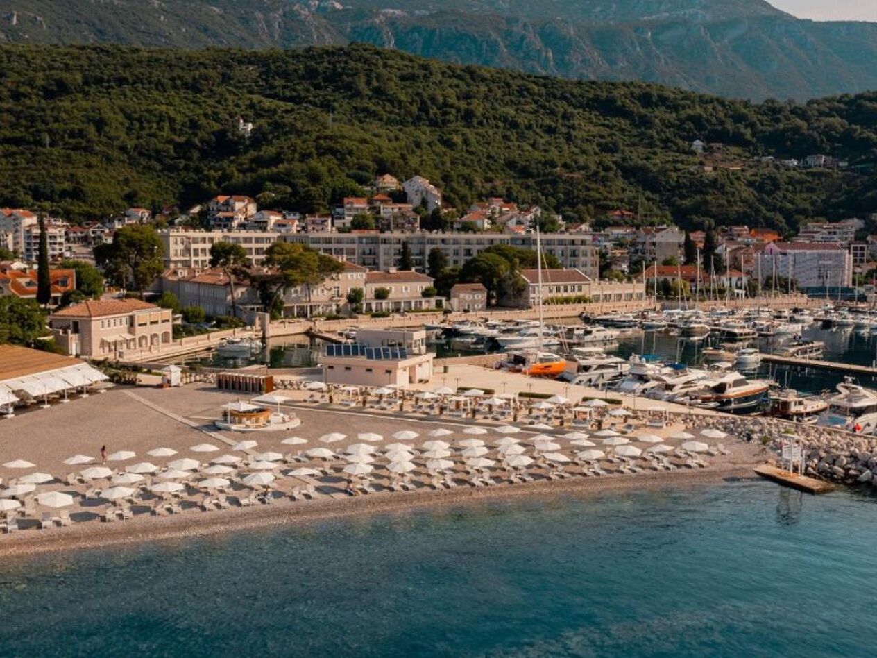 Picture of Lazure Marina & Hotel
