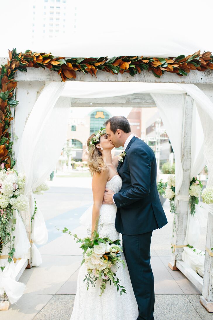 
                    Who says an urban wedding can't look like the ultimate botanical garden? Claire Lochmondy (31 and a marketing and communications