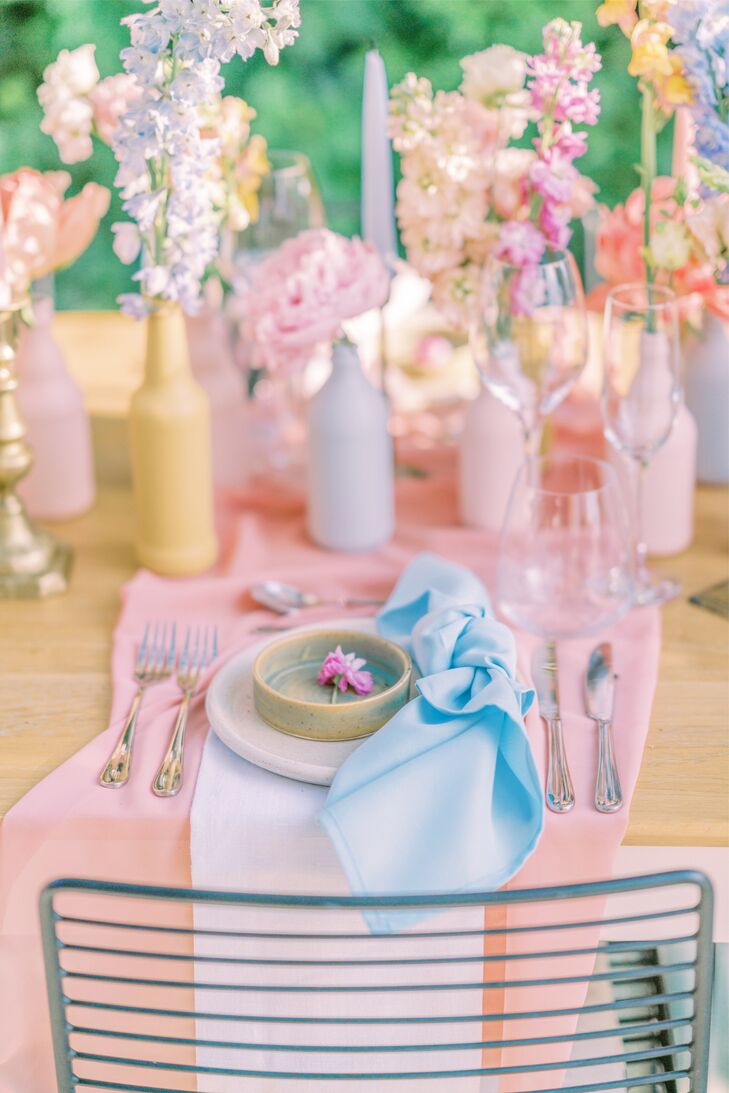 Pastel Place Setting With Big Vases and Blue Napkins