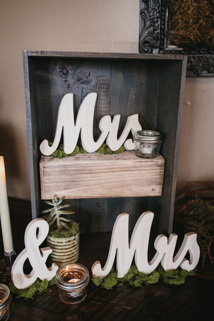 Rustic Moss and Succulent Decor