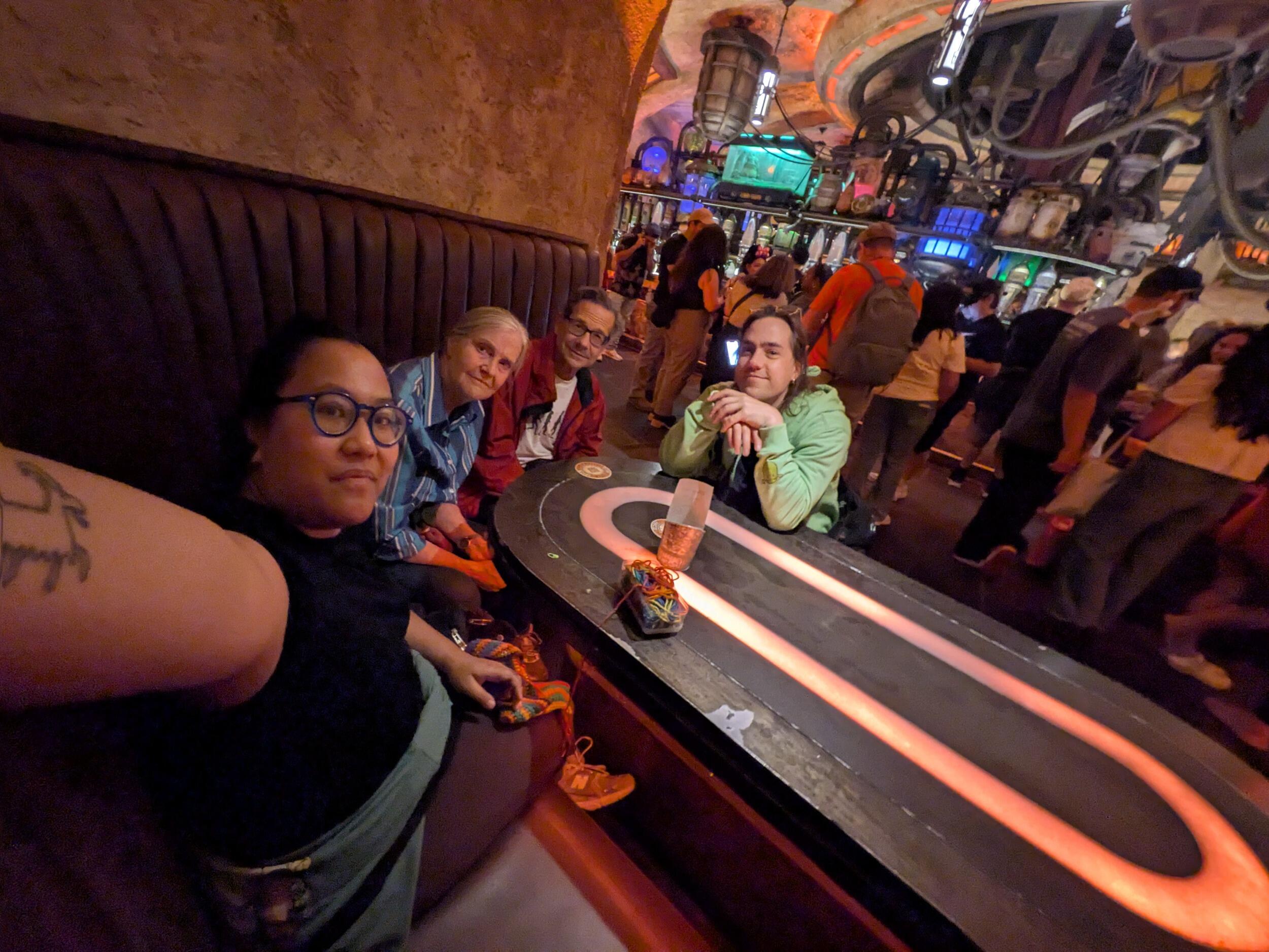 We managed to get into Oga's Cantina! :) 

Chúng tôi đã vào được Oga's Cantina! :)