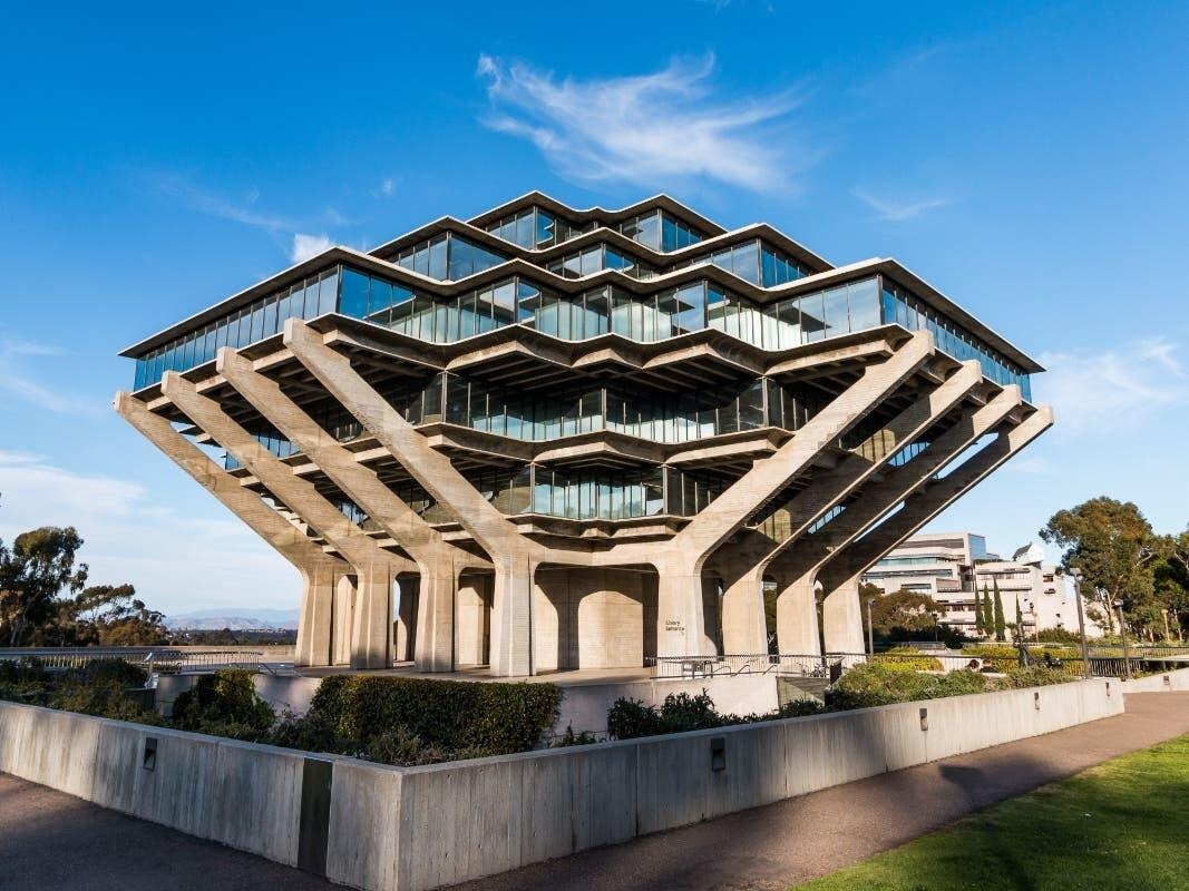 Picture of Walk Around Geisel Library