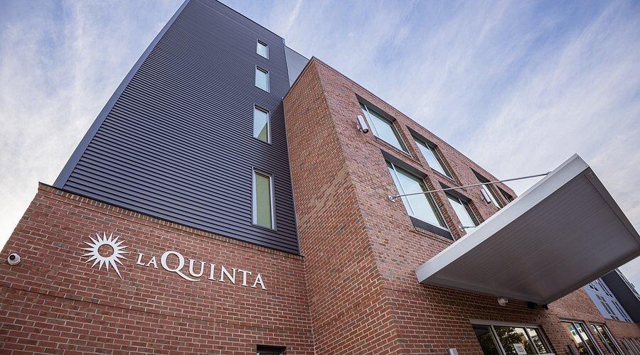 Picture of La Quinta Inn & Suites by Wyndham Chattanooga Downtown/South