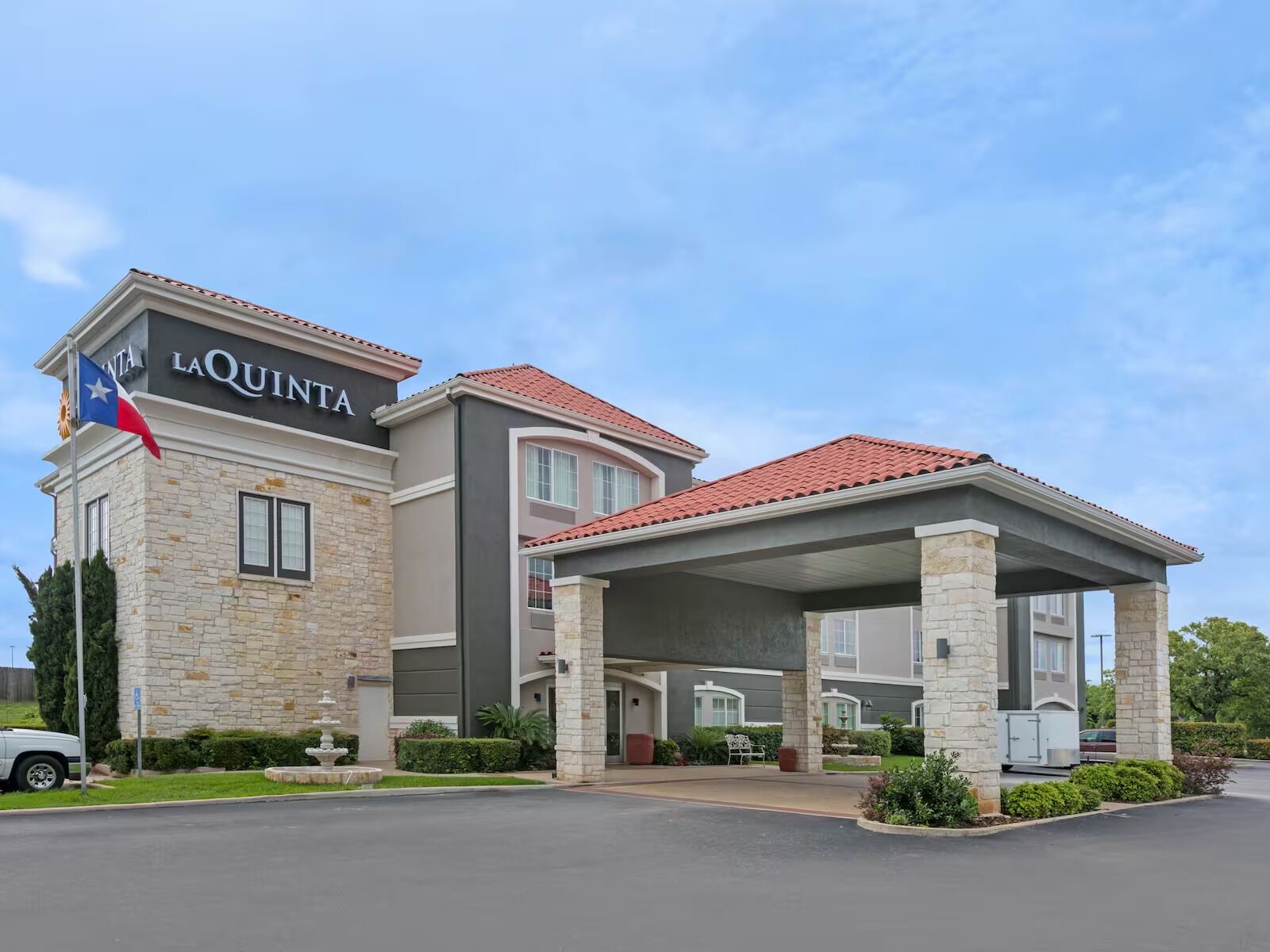 Picture of La Quinta Inn & Suites by Wyndham Fredericksburg