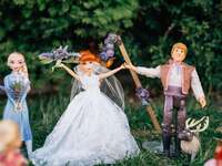 Queen Elsa and snowflake wedding cake