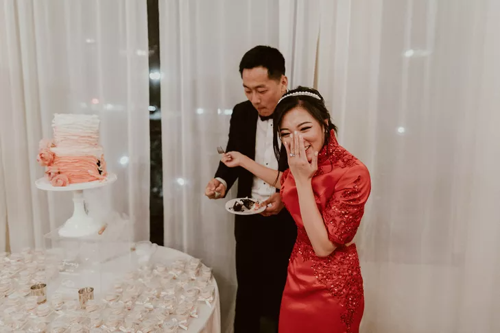 Couple cutting the cake at the end of wedding