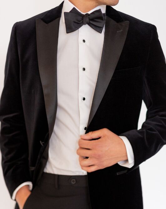 Suit Shop Men's Black Velvet Peak Lapel Tuxedo Tuxedo - 2