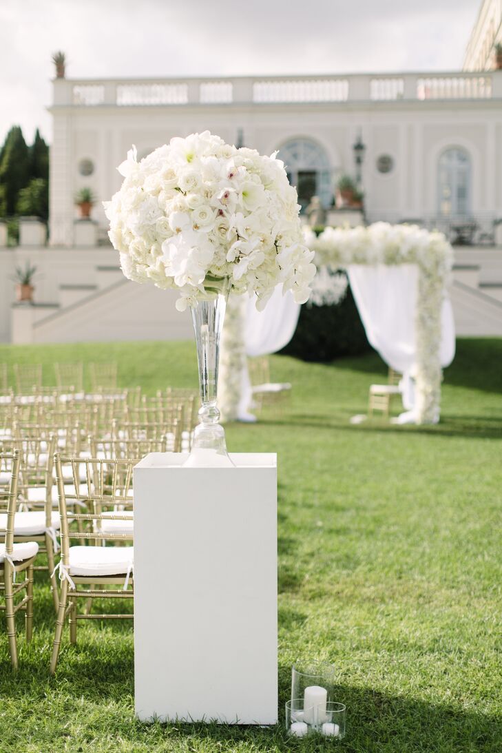 When it came to the ceremony decor, Silje and Tommy opted for a handful of elegant yet striking floral arrangements. In addition to the floral wedding arch that stood at the foot of the aisle, modern white pillars were placed at the entrance to the ceremony and bore bountiful bundles of ranunculus, roses, orchids and peonies and soft shades of ivory and white.