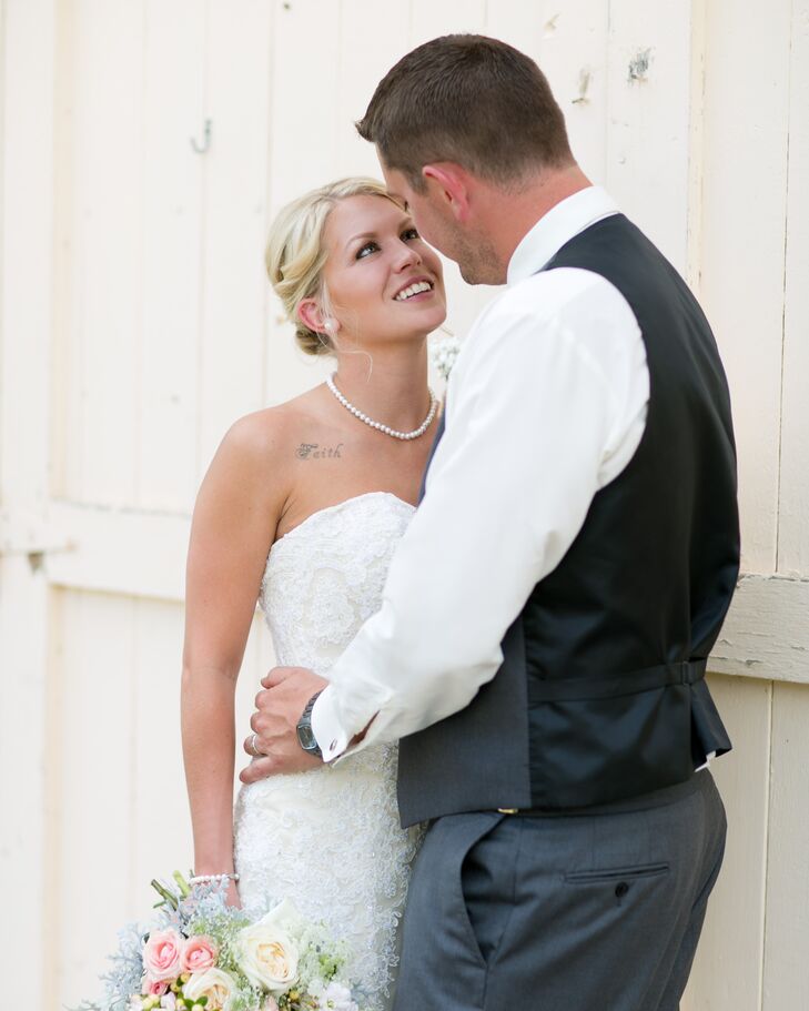 As a gift to his soon-to-be bride, Justin surprised Kaylora with a unique pearl necklace. "It matched perfectly with my dress!" she says.