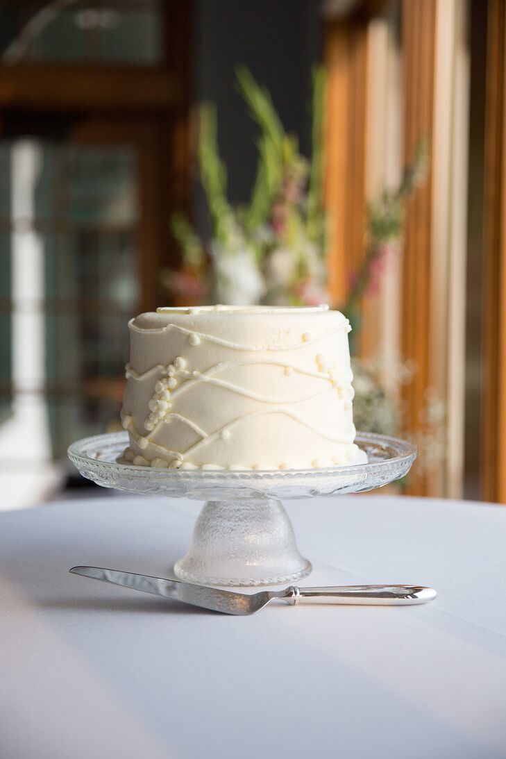 The couple's single-tier wedding cake from Buttercream was flavored strawberry-banana split.