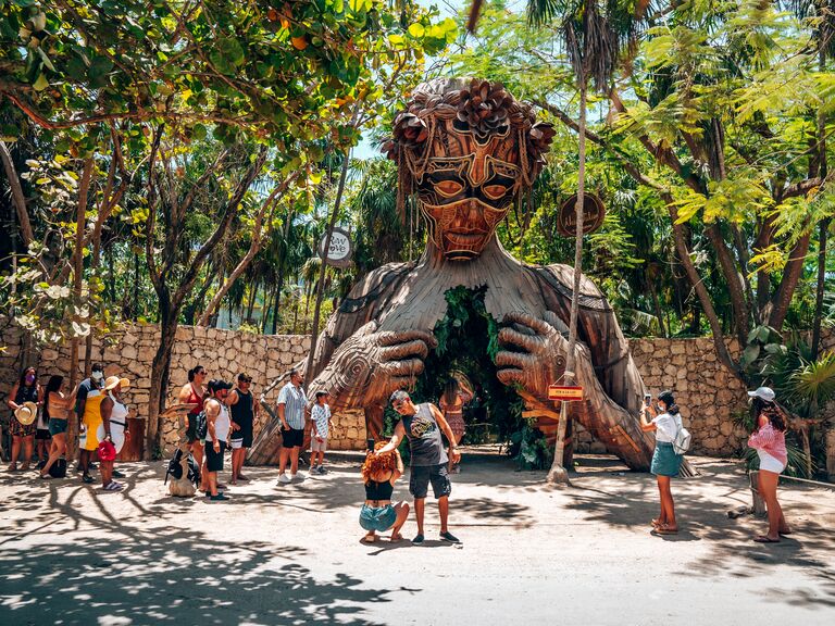 Ven a La luz sculpture in Tulum
