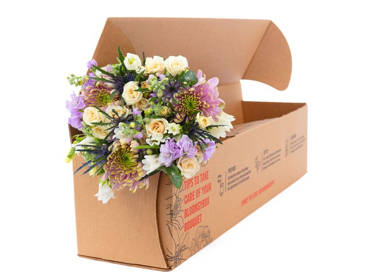 Красочный букет цветов BloomsyBox для сладкого свадебного подарка родителям