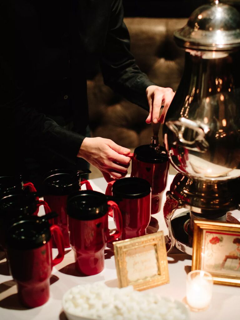 winter wedding ideas red mug favors