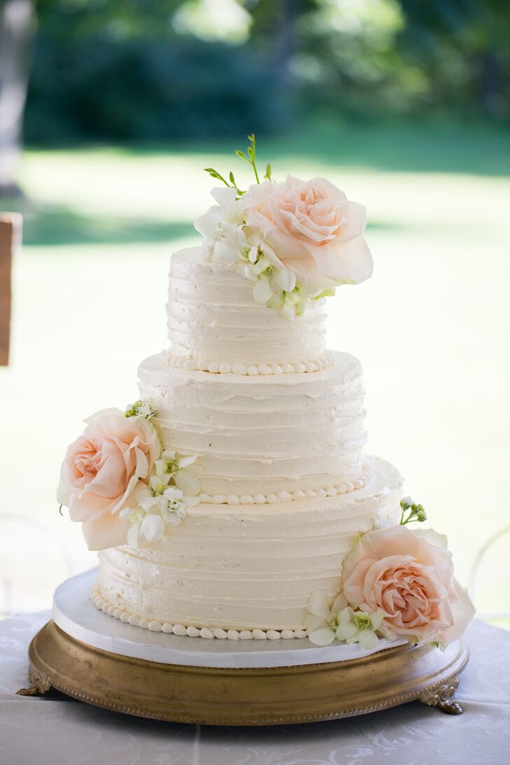 Dawnyelle and Barry's lemon and vanilla cake was iced with buttercream frosting. Fresh blush roses adorned the confection.