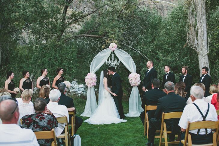"Although we selected an outdoor wedding location," said the bride, "I knew I didn't want a casual outdoor or rustic reception. I wanted to design a polished and elegant environment to stand out against the gorgeousrnmountain vistas."