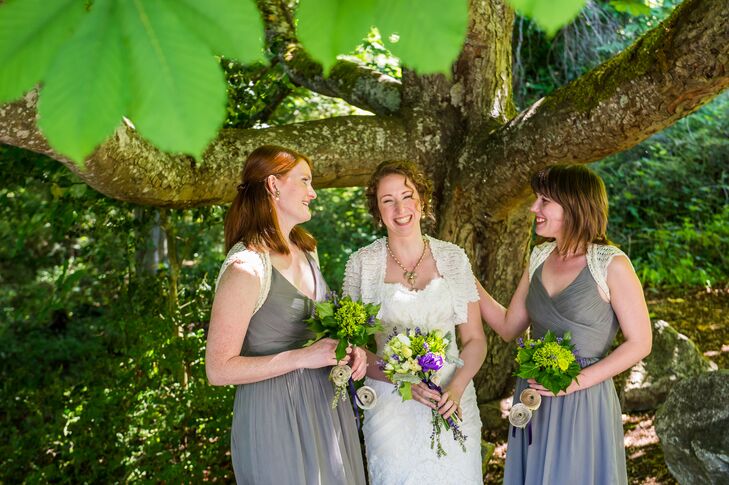 Liz's 'maids wore gray frocks from J.Crew, with added handmade ivory shrugs. The ladies held smaller green arrangements of button mums and hydrangeas.