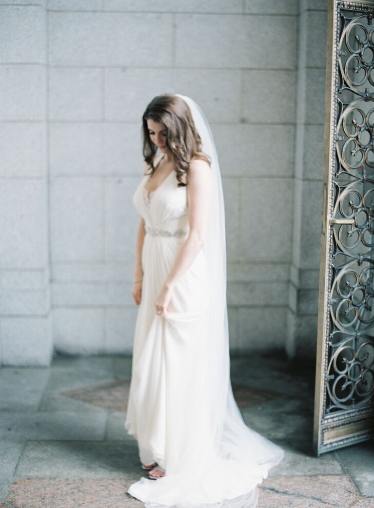 Jenny Packham is known for her vintage-inspired gowns that exude timeless elegance, so when Alyse heard about the designer’s trunk show at Ultimate Bride in Chicago, IL, she just knew she had to attend. A striking A-line design caught Alyse’s eye, the deep v-shaped neckline, soft draping, delicate lace and crystal accents giving the gown a touch of undeniable old Hollywood flair — the perfect complement to the Saint Louis Club’s stately interiors.