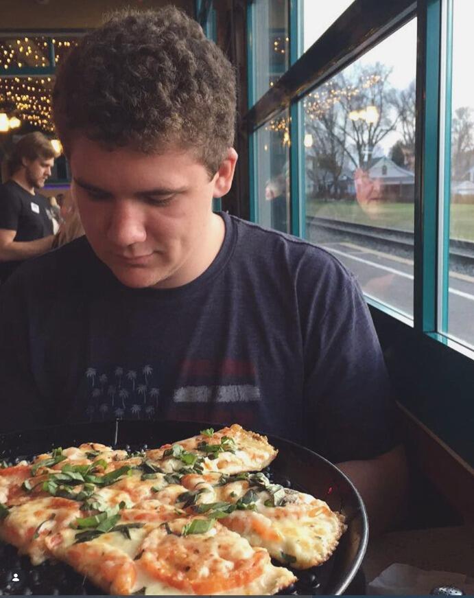 Andrew brings Kaitlyn to Michigan for the first time. The two share a delicious sunset meal at Silver Beach Pizza in St. Joseph. 