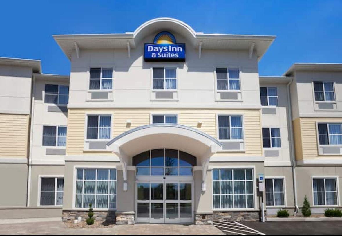 Picture of Days Inn & Suites by Wyndham Altoona
