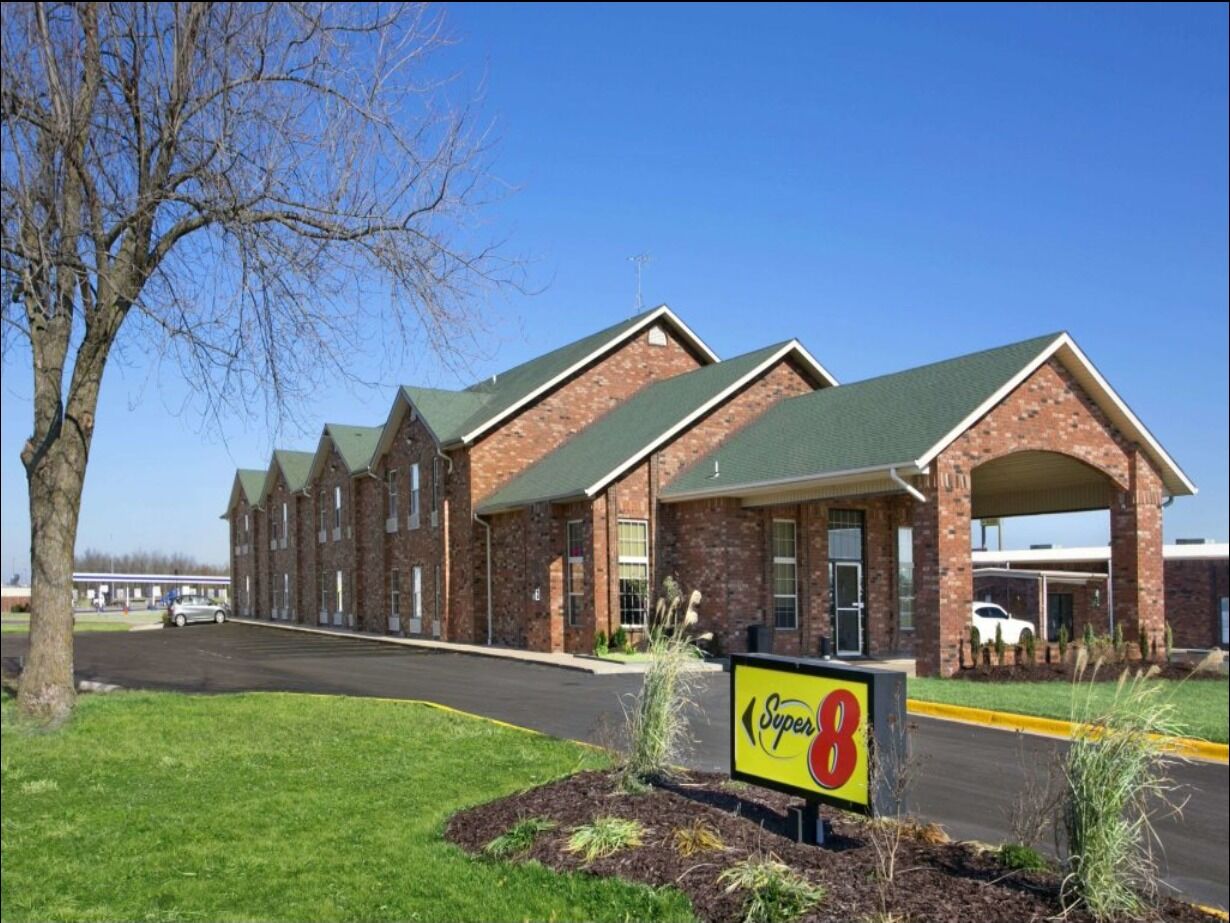 Picture of Super 8 by Wyndham Strafford/Springfield Area