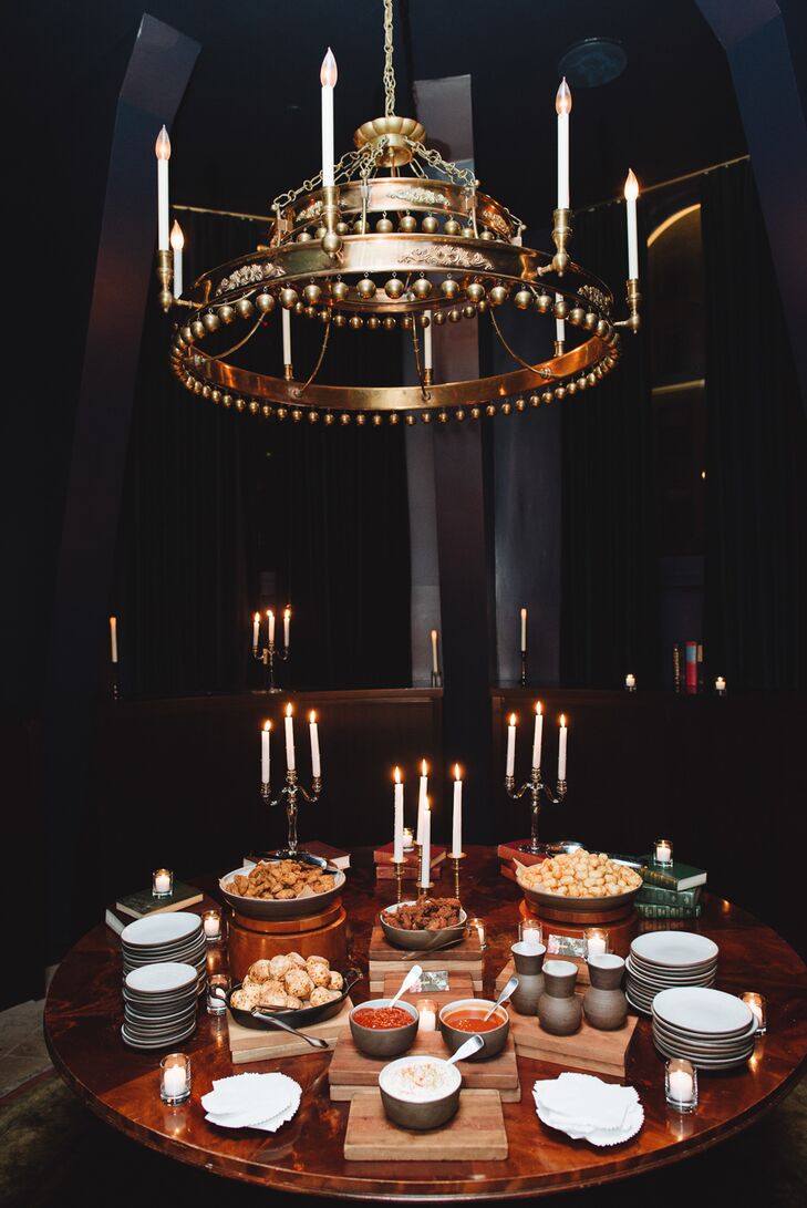 Whitney and Ryan ensured that there were nibbles on hand throughout the evening to keep guests’ energy levels up and the party going late into the night. The pair treated guests to a mouthwatering spread of wings and other comfort foods throughout the evening. Glowing candelabras were woven throughout the display, adding an element of formality and sophistication to the low-key comfort foods.