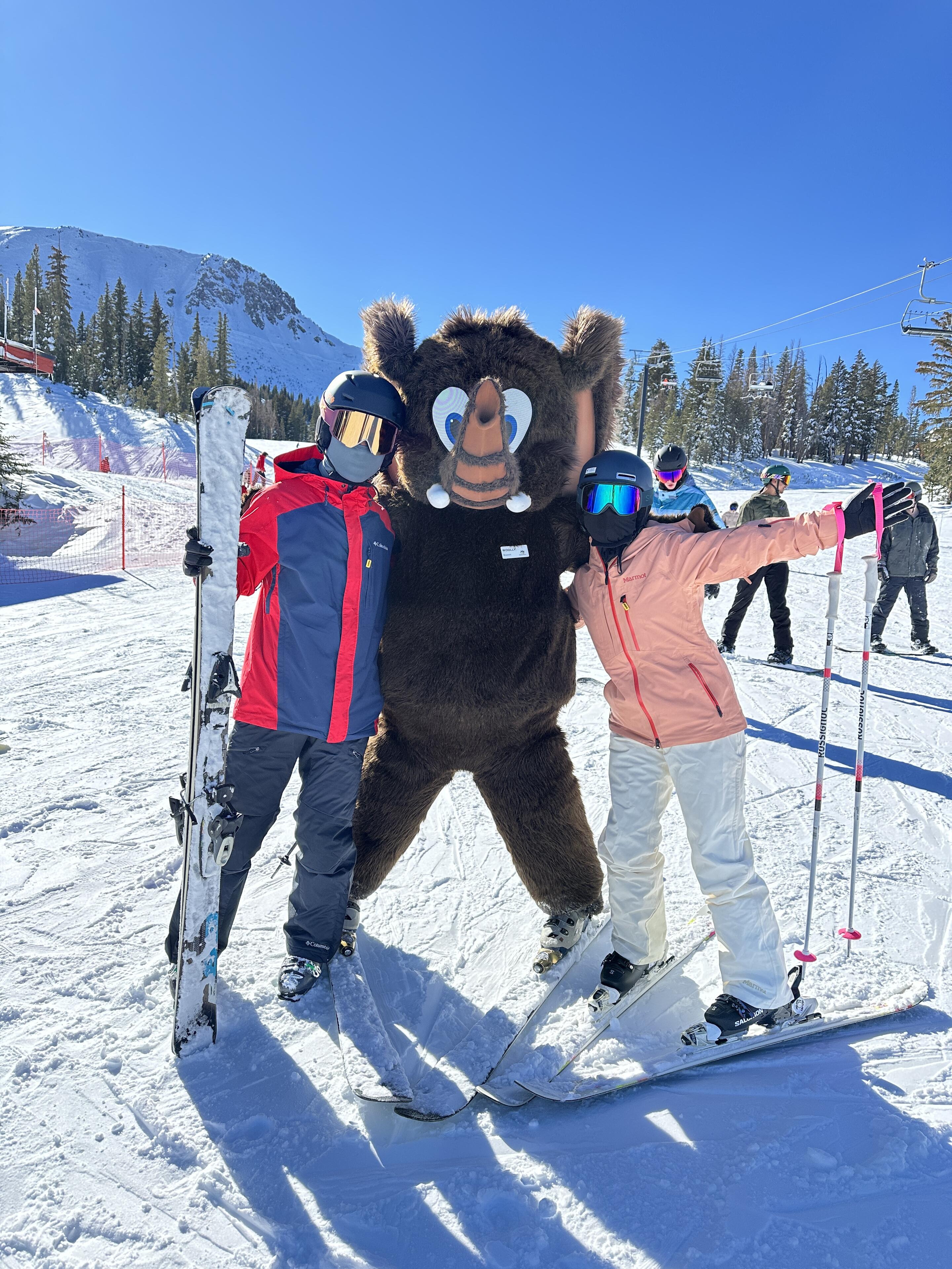 第一次一起去猛犸山滑雪。
Our first ski trip together to Mammoth Mountain.