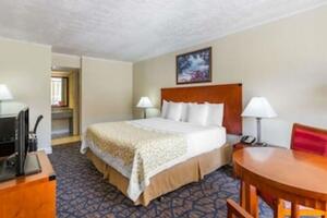 Picture of Days Inn & Suites by Wyndham Clermont