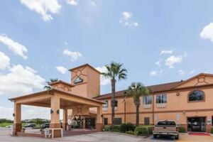 Picture of Days Inn & Suites by Wyndham Pasadena