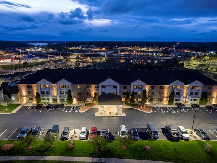 Picture of La Quinta Inn & Suites by Wyndham Milwaukee Delafield