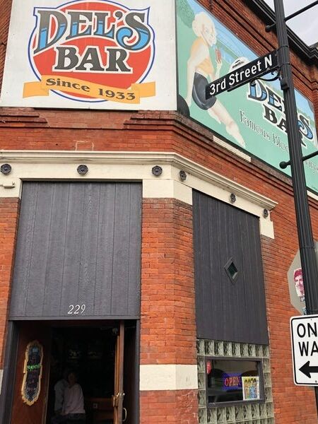 Picture of Del's Bar