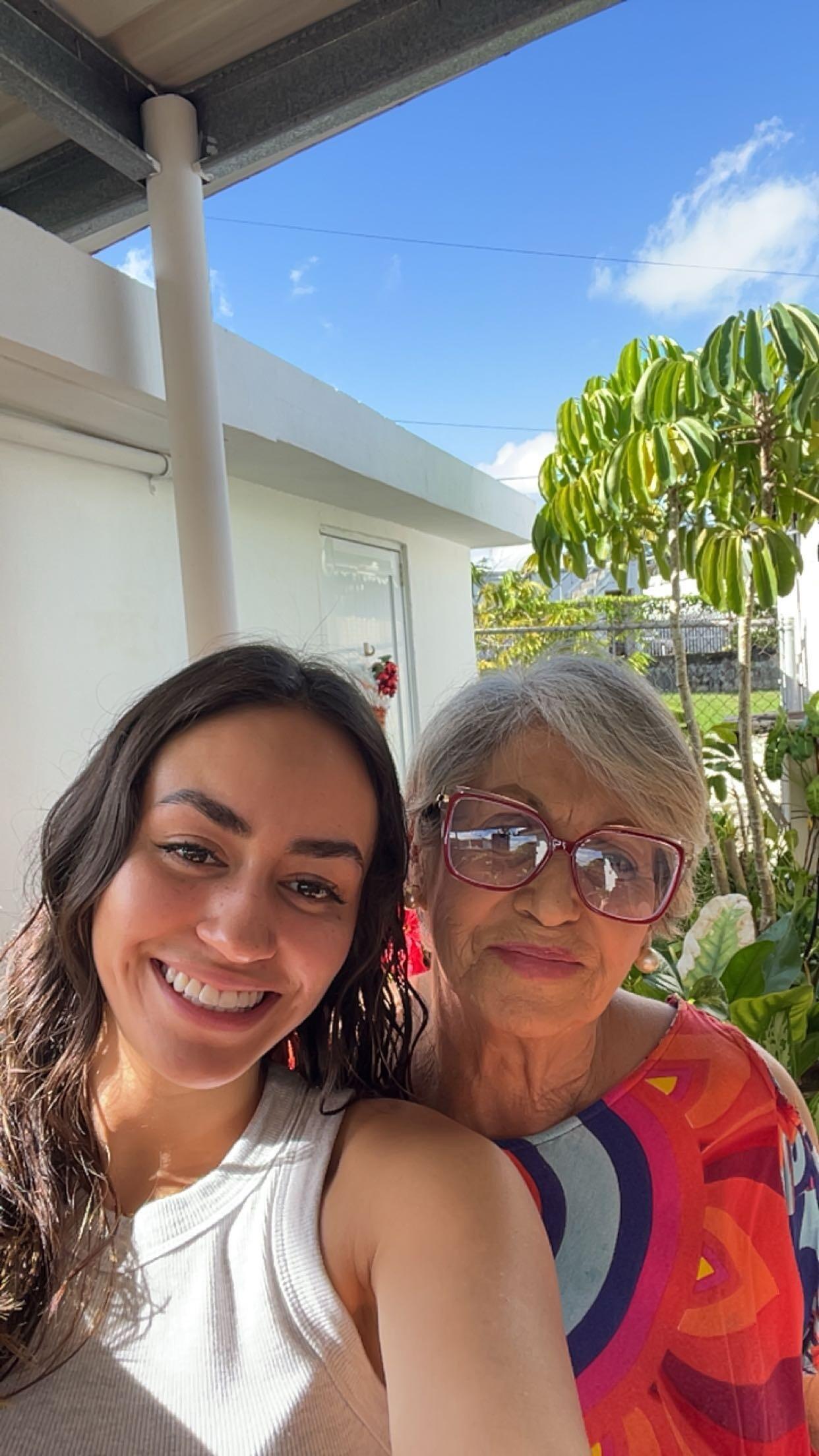 Paola Visits Her Grandmother in Puerto Rico / Paola Visita a su Abuela en Puerto Rico