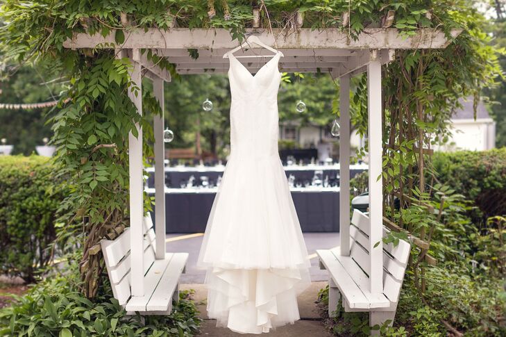 Anna picked out an ivory wedding dress with a trumpet-style silhouette and a V-neck in the front and back. The elegant gown had a long train trailing in the back.