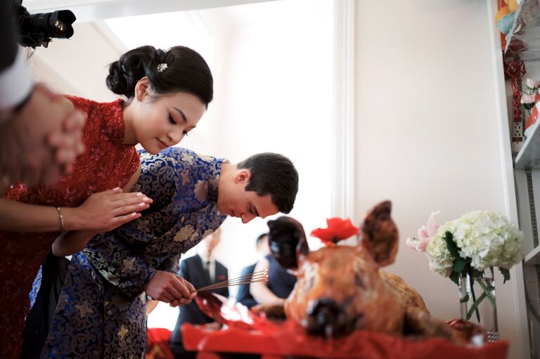Couple bowing during Chinese tea ceremony