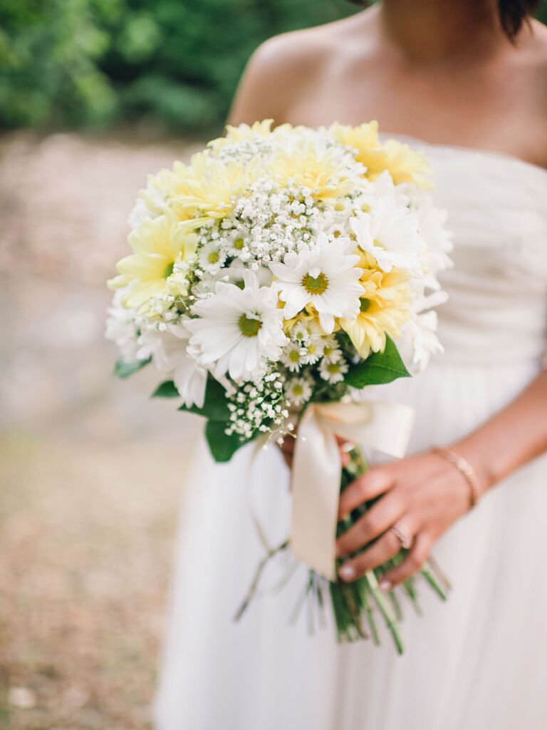 affordable wedding bouquet with yellow and white daisies