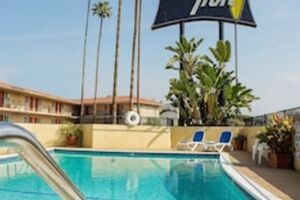 Picture of Safari Inn a Coast Hotel