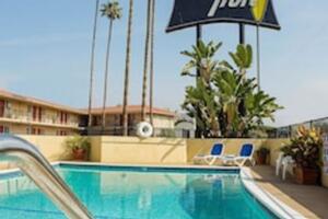 Picture of Safari Inn a Coast Hotel