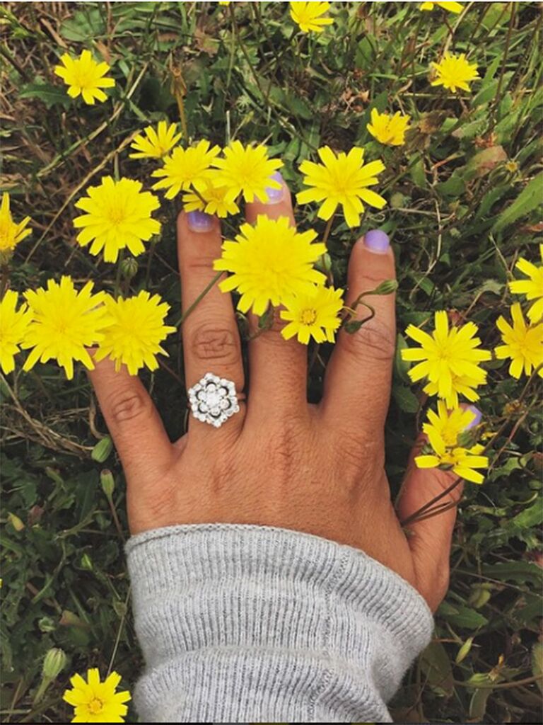 Engagement ring selfie idea with daisies