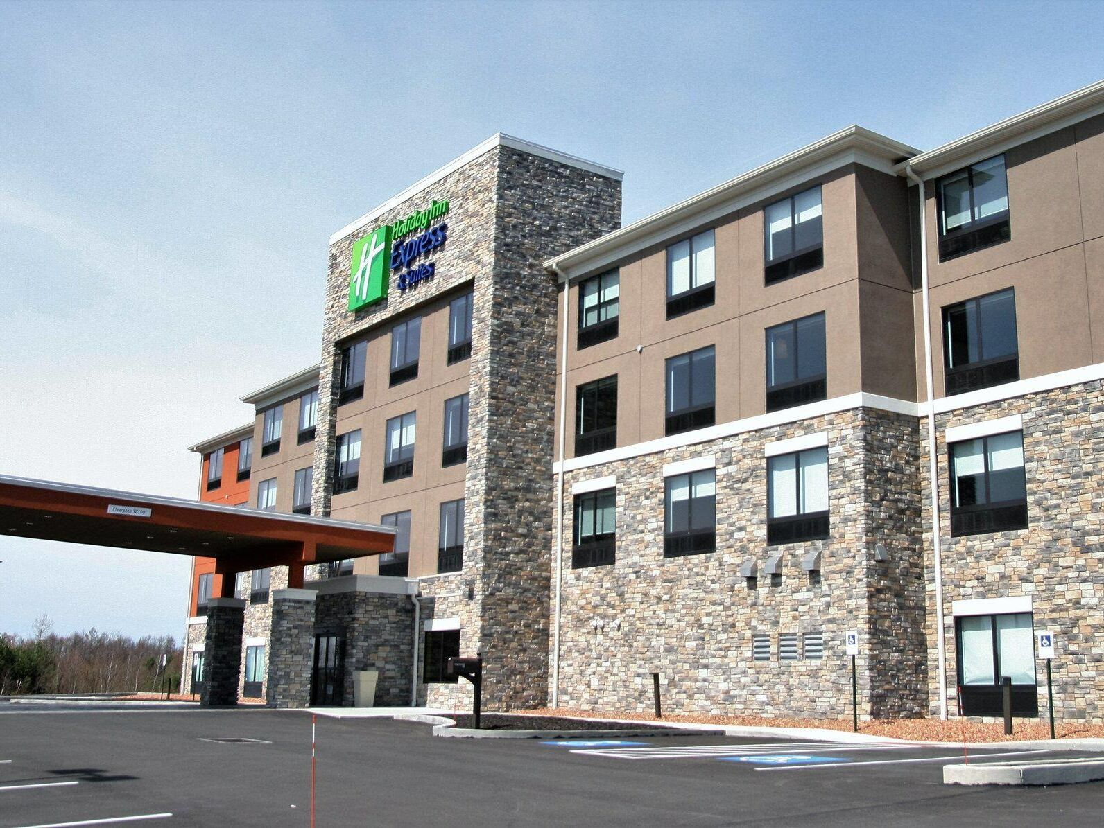 Picture of Holiday Inn Express & Suites Clarion